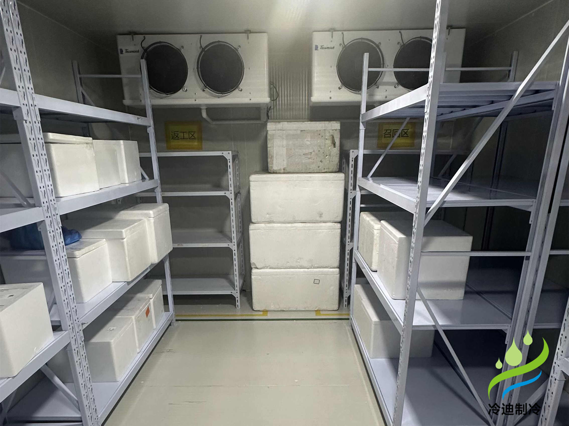 花3萬元可以建造20-30平方的果蔬保鮮冷庫，10-20平方的-18℃冷凍庫，10-30平方的食品恒溫冷庫，20立方標準醫藥冷庫。配置采用六面體設計，聚氨酯保溫板搭建庫體，內置吊頂式冷風機，搭配艾默生谷輪機組，新亞洲智能節能電控箱，手動半埋門，搭配風幕機，此類配置是比較常見，也是較為穩定的，小型冷庫可以訂制移動款，集裝箱或活動式，全國乃至國外均可發貨。